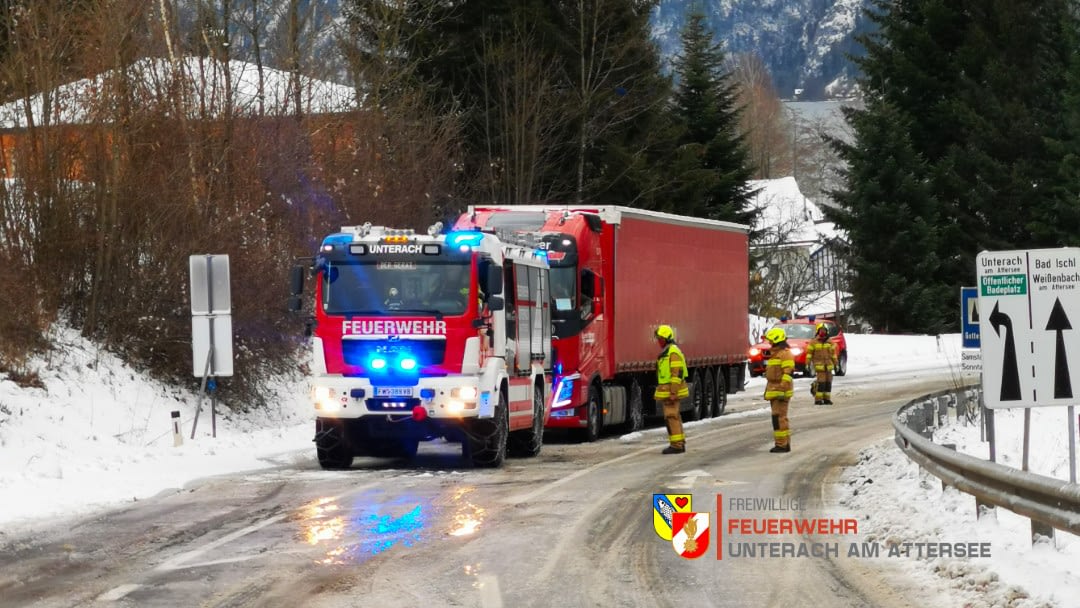14.01.2021: LKW Bergung B152 bei winterlichen Verhältnissen