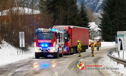 14.01.2021: LKW Bergung B152 bei winterlichen Verhältnissen