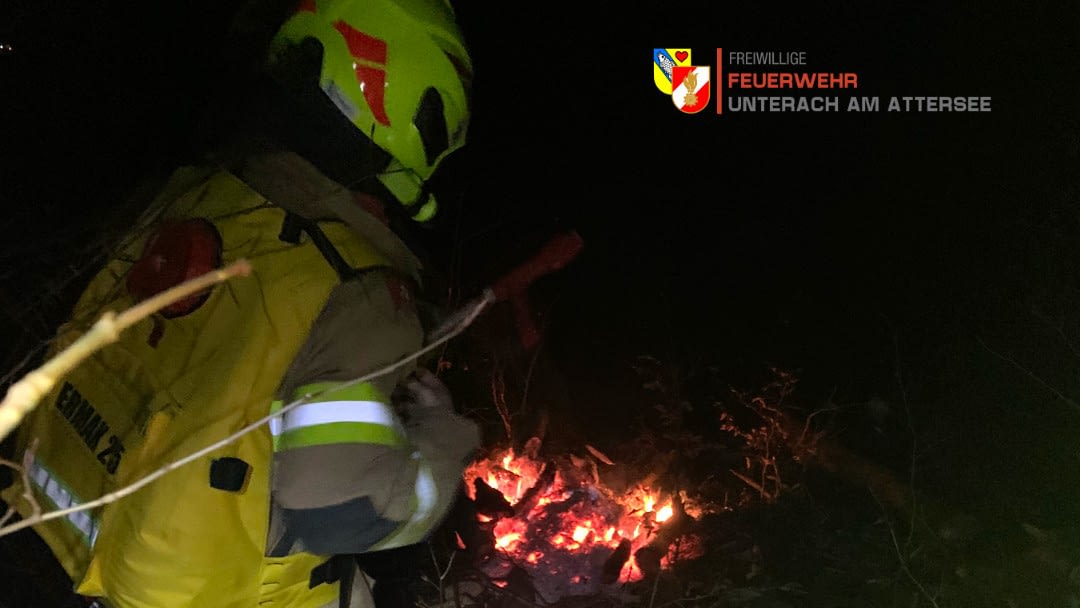 15.02.2021: Von weiten sichtbares Feuer im Wald unter der Eisenau