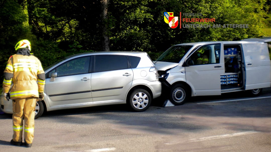 19.05.2020: Binden von Flüssigkeiten nach Verkehrsunfall auf Attersee-BUNDESSTRAßE