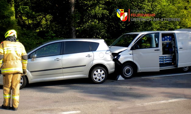 19.05.2020: Binden von Flüssigkeiten nach Verkehrsunfall auf Attersee-BUNDESSTRAßE