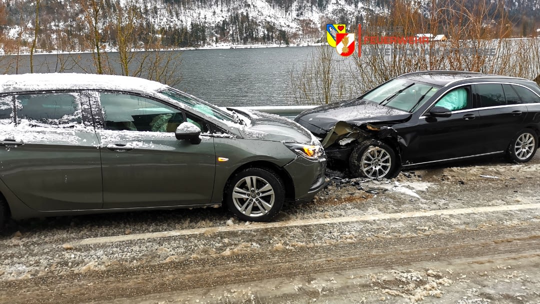 14.01.2021: Einsatz nach Verkehrsunfall auf B151 Richtung Mondsee