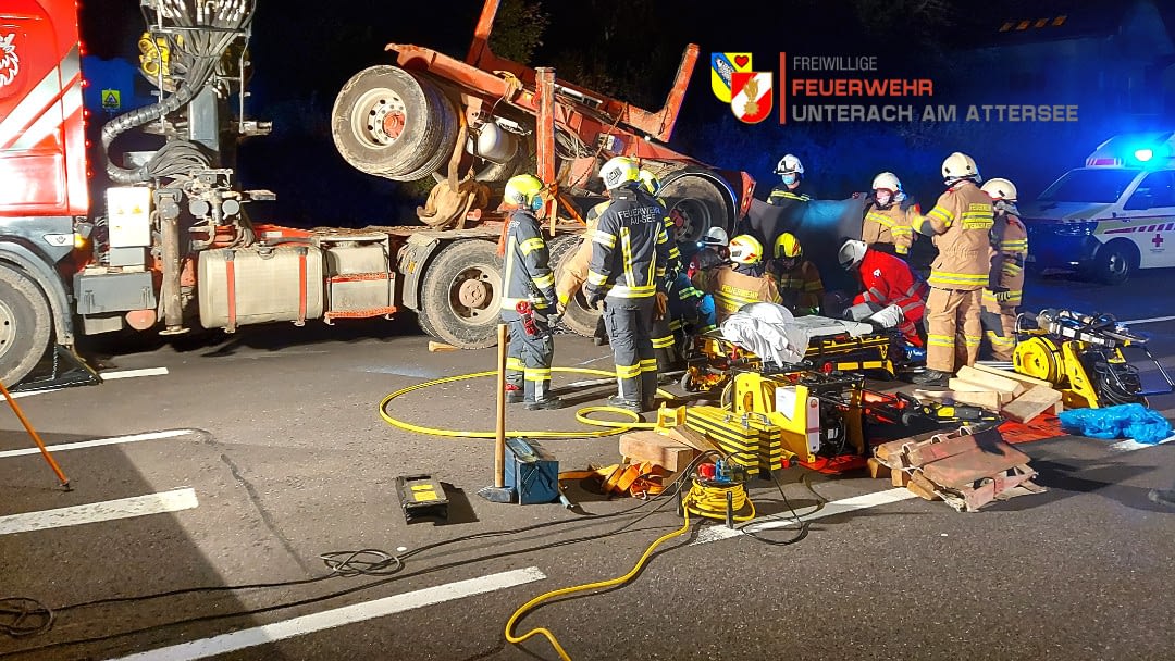 19.10.2020: Fahrzeuglenker unter Holztransporter eingeklemmt, Kreuzung Au-See