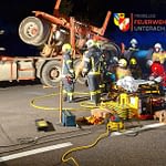 19.10.2020: Fahrzeuglenker unter Holztransporter eingeklemmt, Kreuzung Au-See